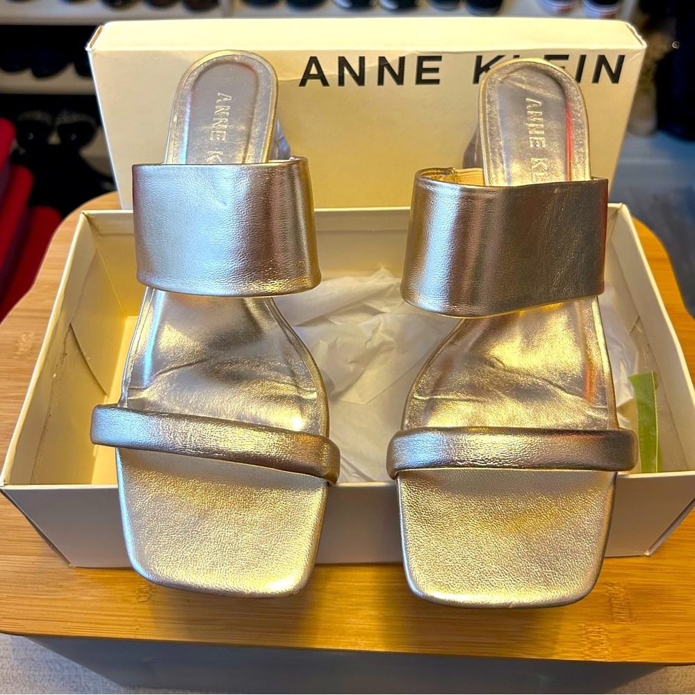 GUC Anne Klein Gigi Women’s Metallic Gold Sandal with Clear Wedge  Hill Size 9